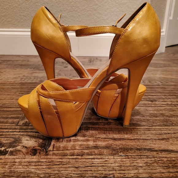 HIGH Heel Shoes - Picture 2 of 4